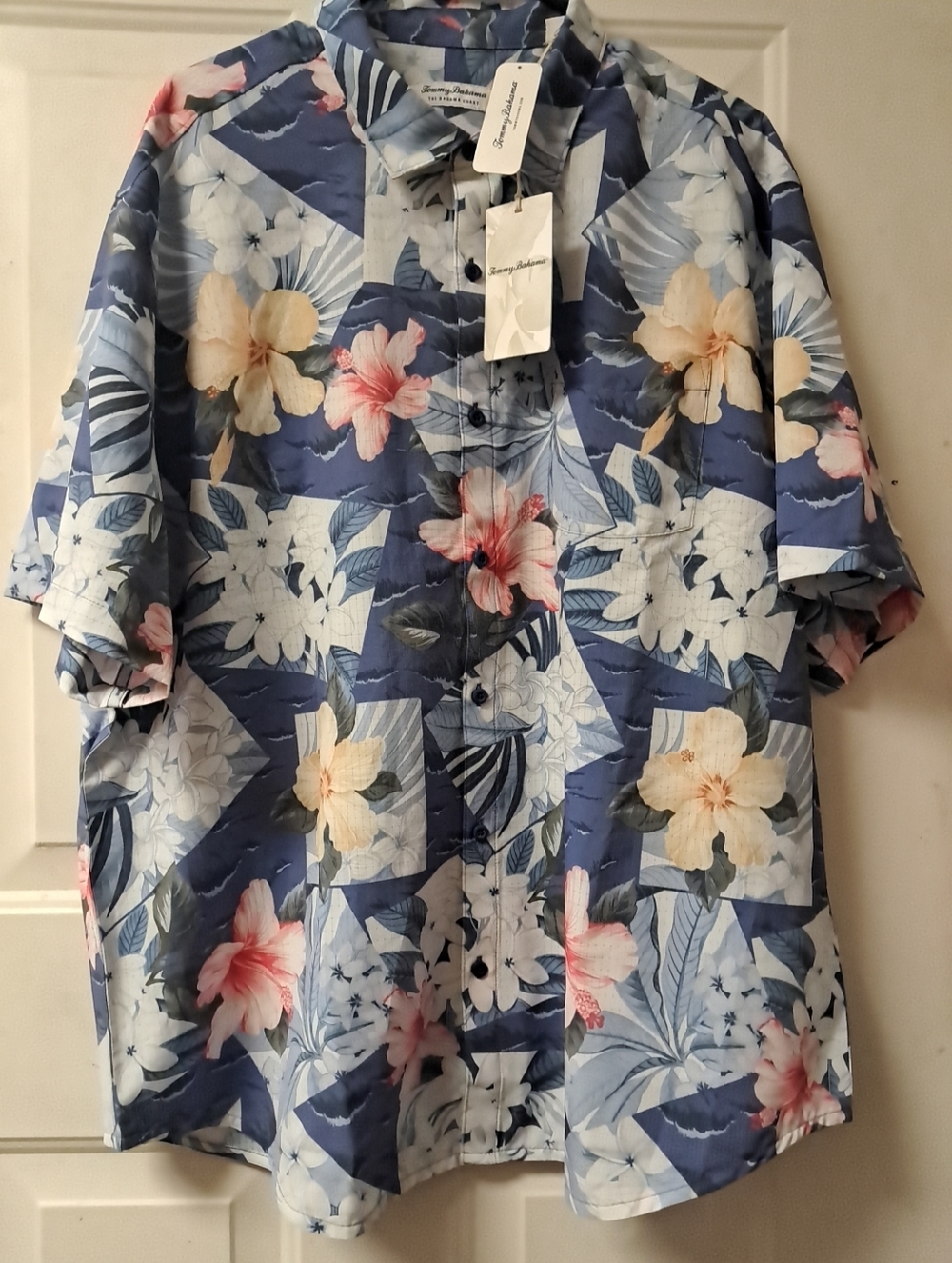 NWT. Tommy Bahama Islandzone "The Bahama Coast" Mens 1XLB Buttom-Down Shirt.